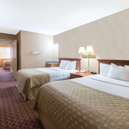 Ramada By Wyndham Topeka Downtown Hotel & Convention Center Экстерьер фото