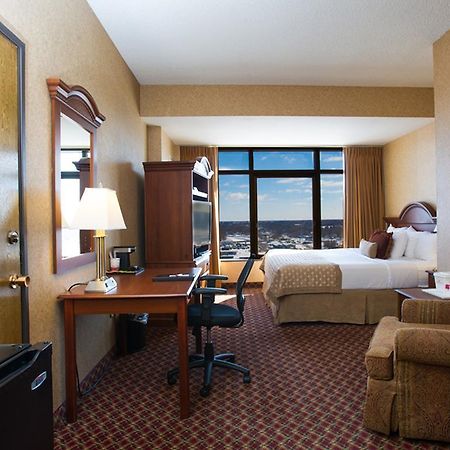 Ramada By Wyndham Topeka Downtown Hotel & Convention Center Экстерьер фото