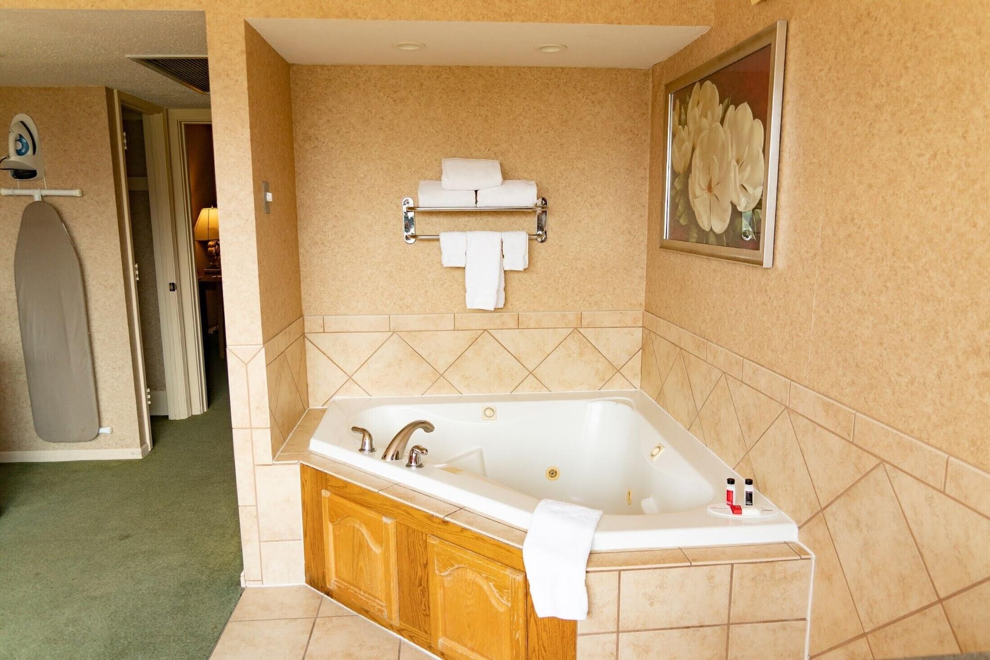 Ramada By Wyndham Topeka Downtown Hotel & Convention Center Экстерьер фото