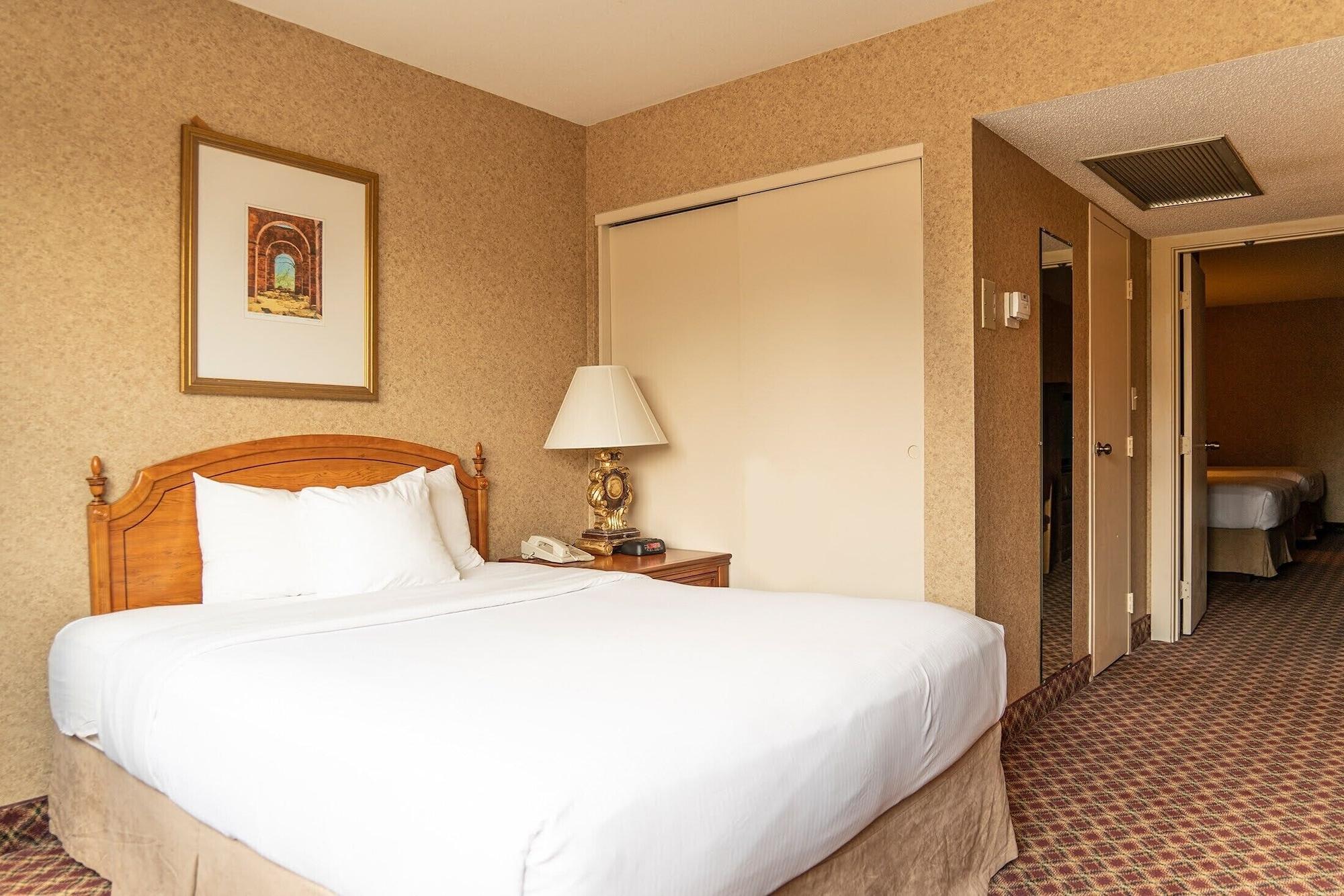 Ramada By Wyndham Topeka Downtown Hotel & Convention Center Экстерьер фото