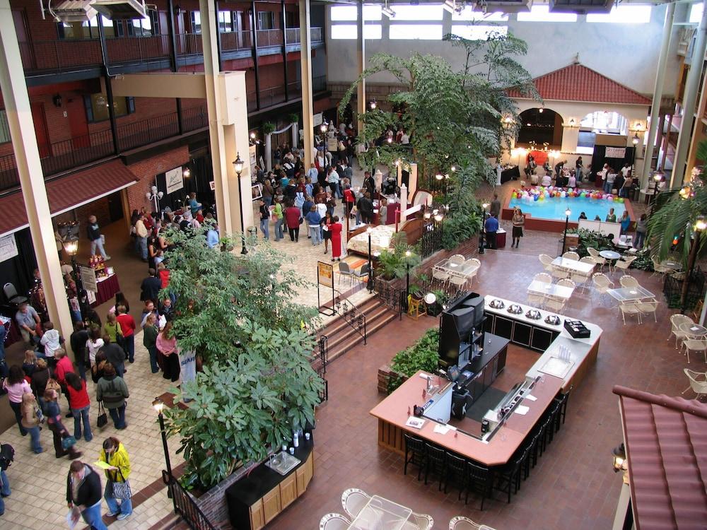 Ramada By Wyndham Topeka Downtown Hotel & Convention Center Экстерьер фото