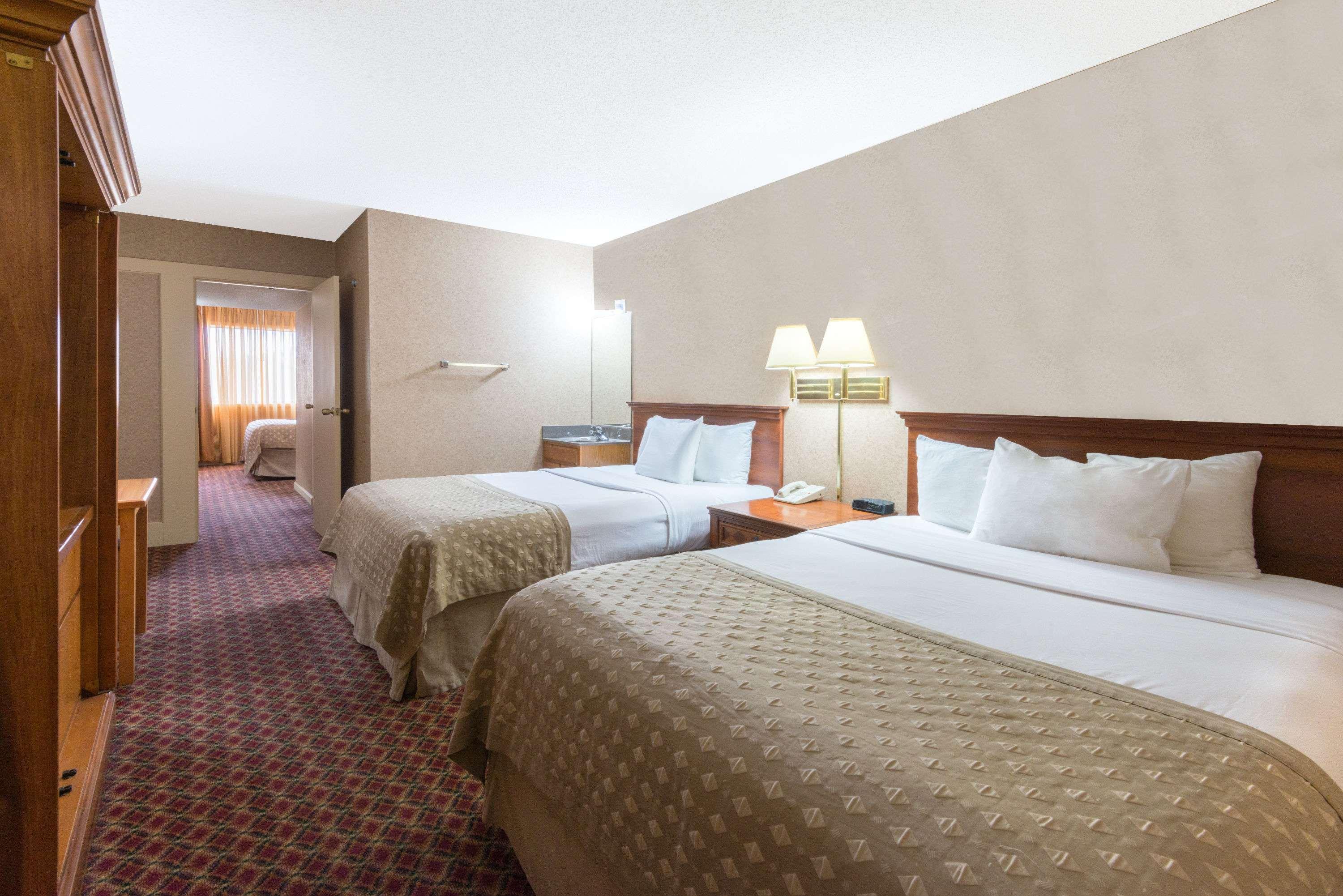 Ramada By Wyndham Topeka Downtown Hotel & Convention Center Экстерьер фото