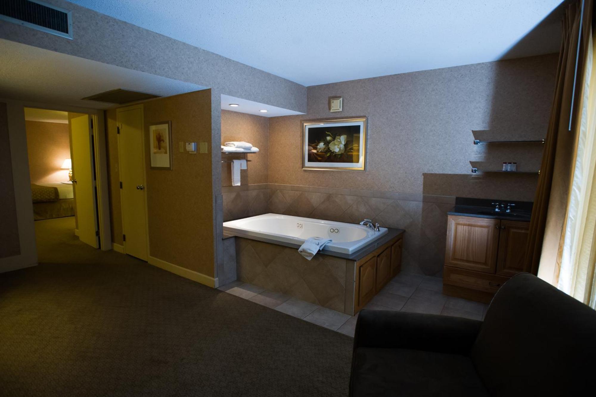 Ramada By Wyndham Topeka Downtown Hotel & Convention Center Номер фото