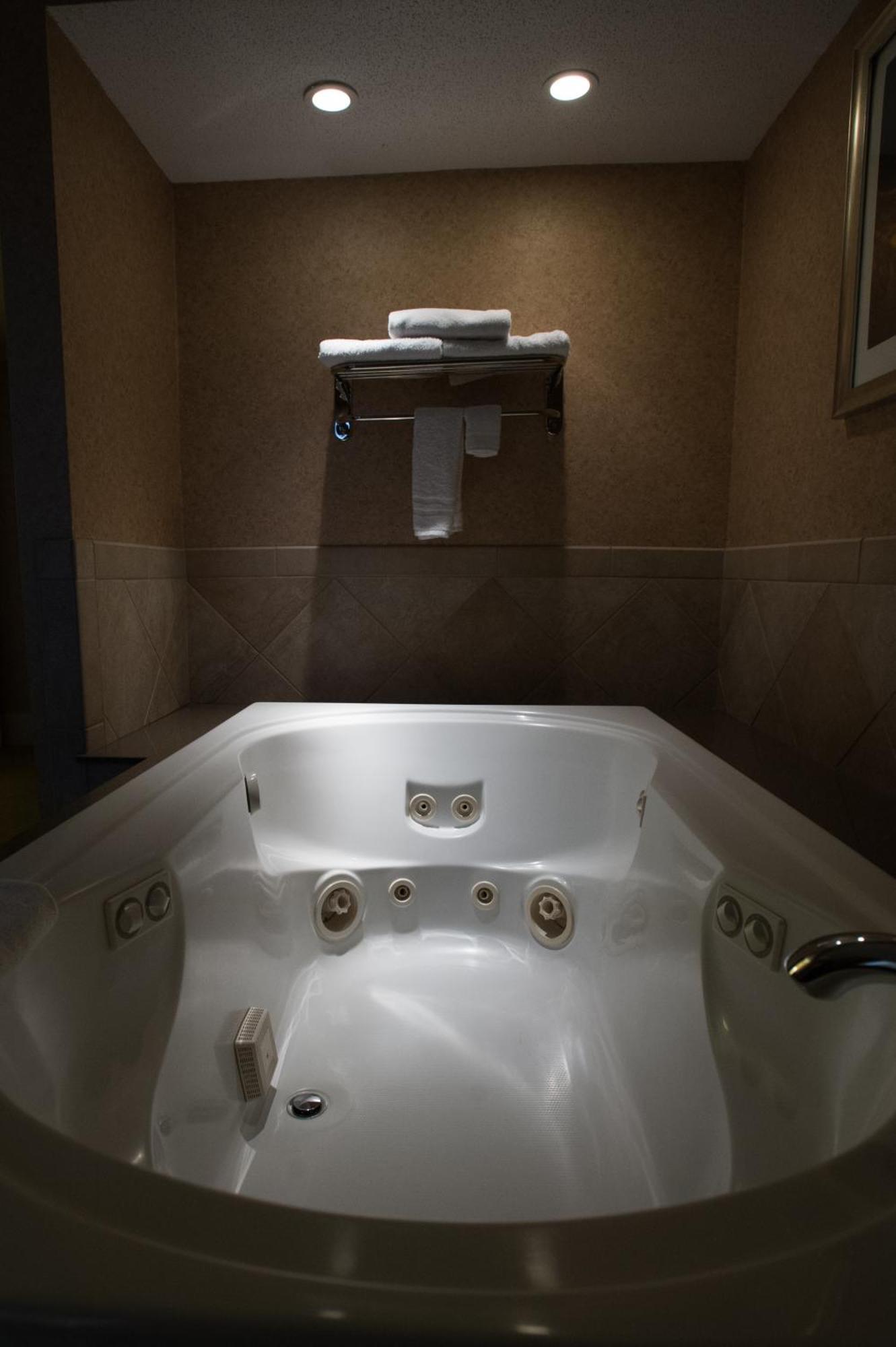 Ramada By Wyndham Topeka Downtown Hotel & Convention Center Номер фото