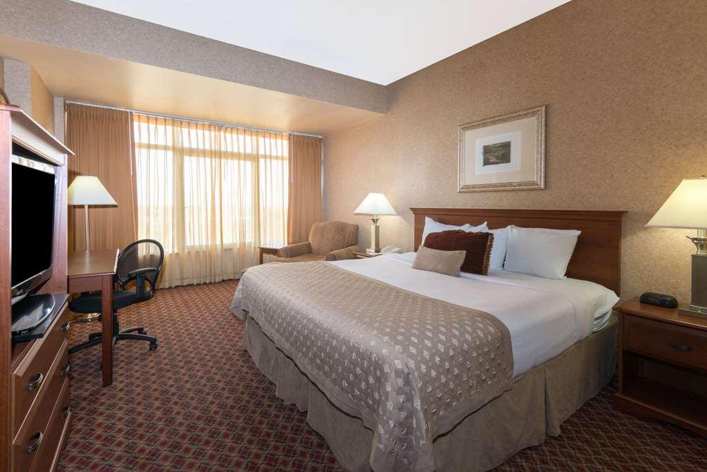 Ramada By Wyndham Topeka Downtown Hotel & Convention Center Номер фото