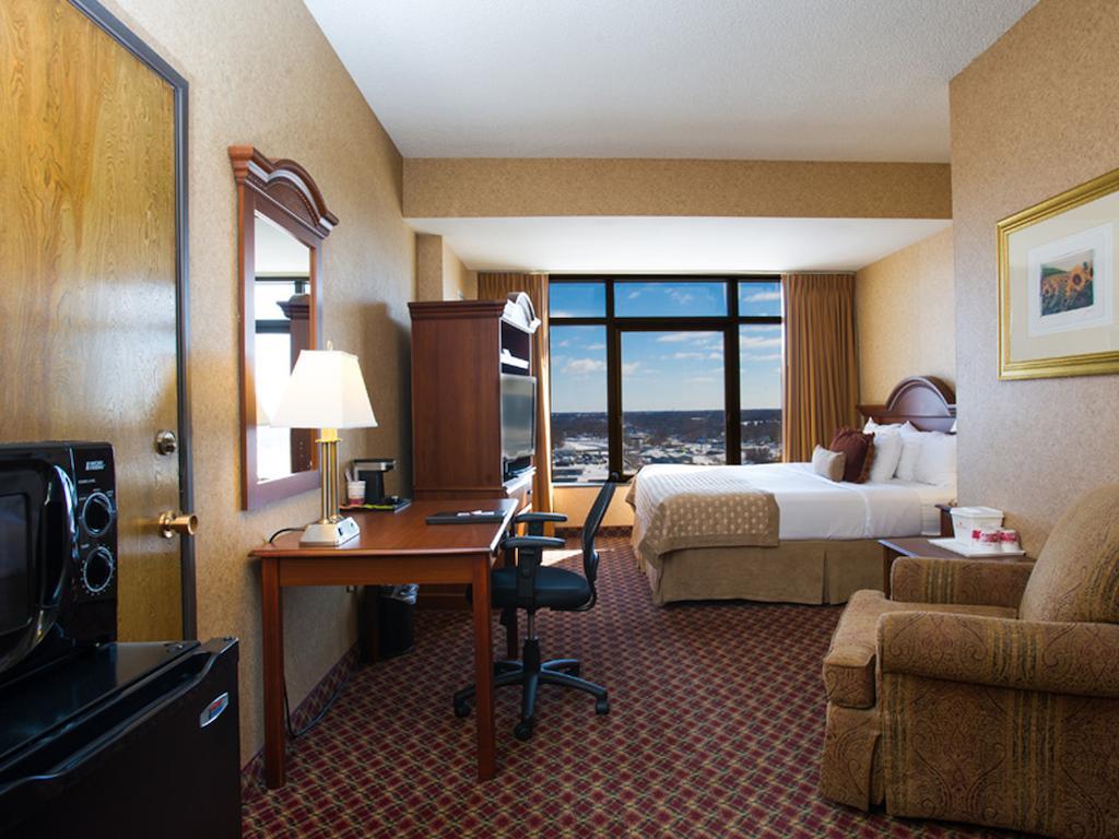 Ramada By Wyndham Topeka Downtown Hotel & Convention Center Экстерьер фото