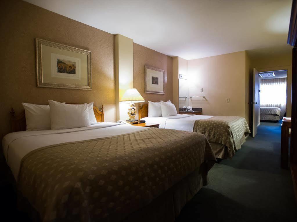 Ramada By Wyndham Topeka Downtown Hotel & Convention Center Экстерьер фото