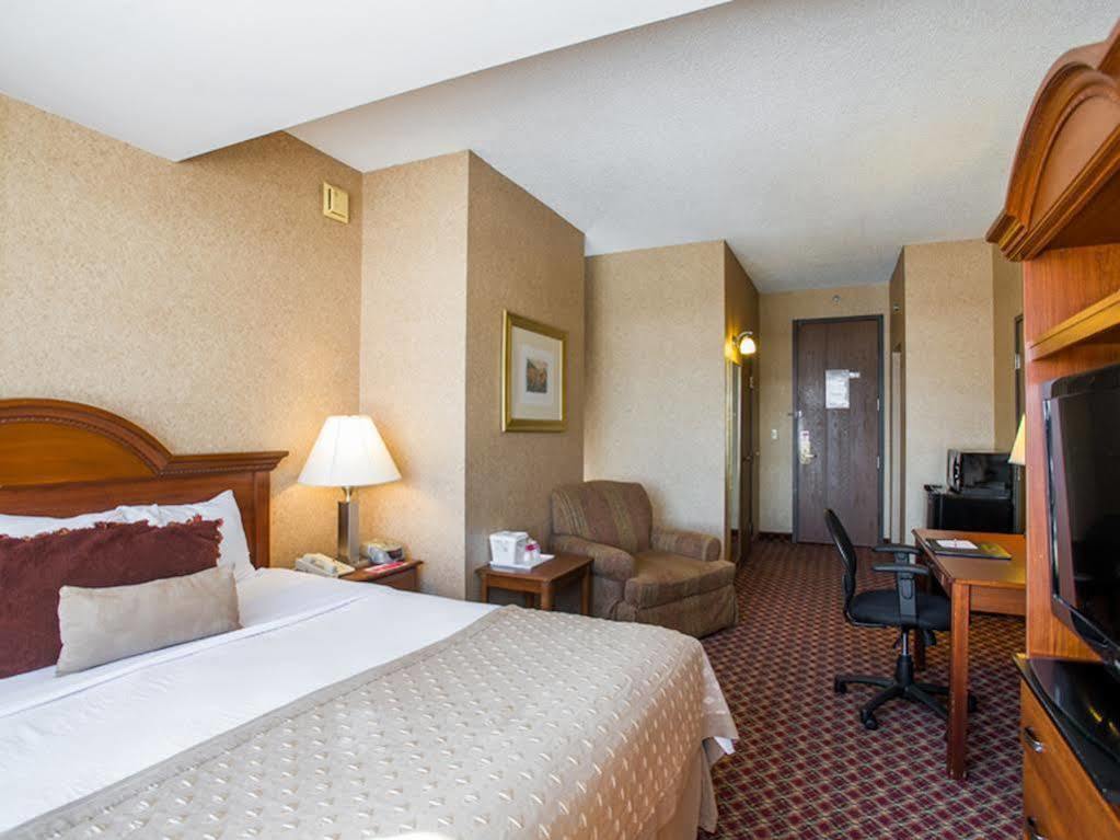 Ramada By Wyndham Topeka Downtown Hotel & Convention Center Экстерьер фото