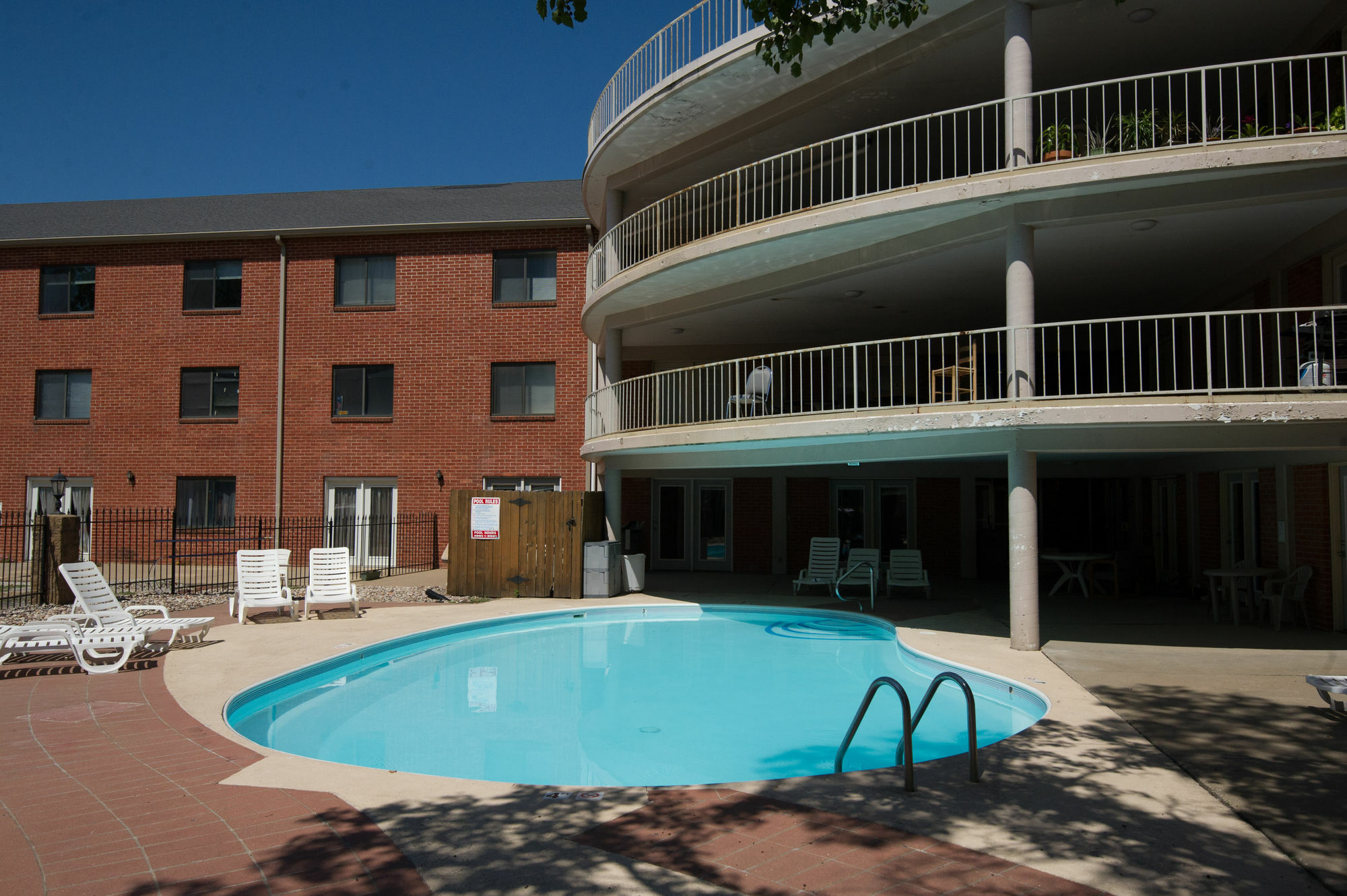 Ramada By Wyndham Topeka Downtown Hotel & Convention Center Экстерьер фото