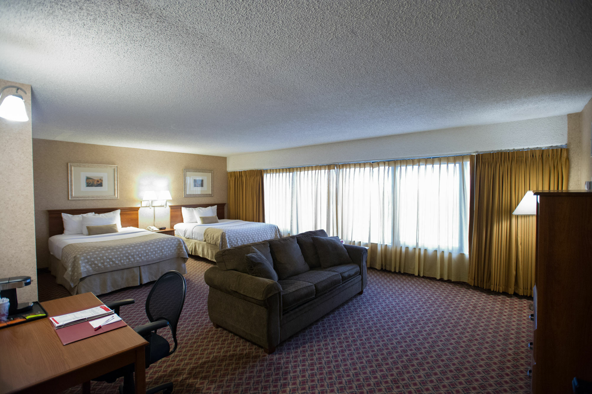 Ramada By Wyndham Topeka Downtown Hotel & Convention Center Экстерьер фото